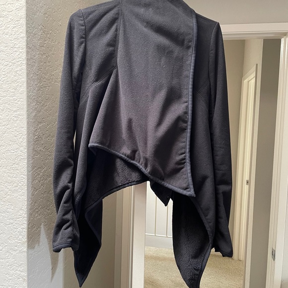 Lululemon - Picture 3 of 4